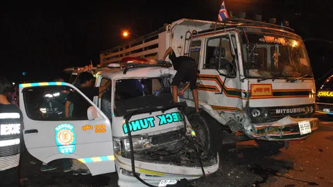 รถกู้ชีพฝ่าไฟแดงพุ่งชนรถ 12 ล้อ กลางแยกขัตติยานี จนท.อาสาเจ็บ 3