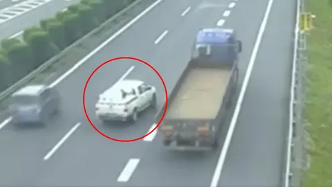 รอดได้ไง? กระบะขับเลยช่องทางออก คนขับใส่เกียร์ถอยกลางทางด่วน