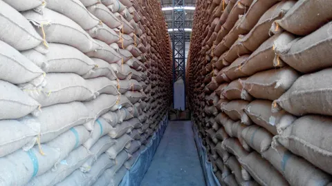 ปลัดพาณิชย์ ขู่กำหนดราคาส่งออกข้าว แก้ปัญหาผู้ส่งออกป่วนตลาด