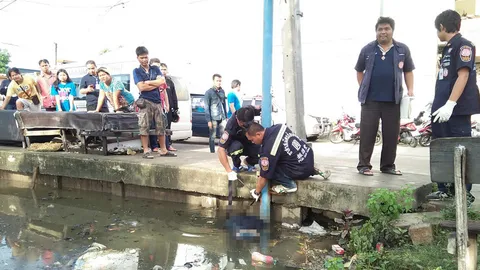 พบศพหนุ่มลอยอืด ในคลองย่านปากเกร็ด คาดเมายืนฉี่แล้วพลัดตกจมดับ