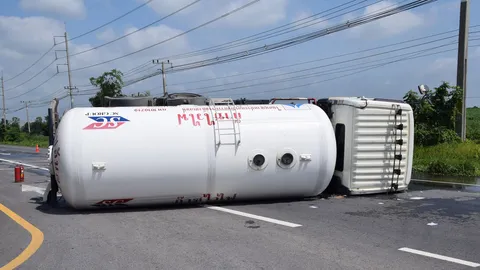 ระทึก รถแก๊สคว่ำขวางถนน! LPG รั่วไหลที่ปักธงชัย รอผู้เชี่ยวชาญมากู้  