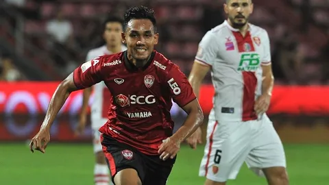 เว็บฟีฟ่าสัมภาษณ์ 'มุ้ย–ธีรศิลป์' ก่อนลุยศึกคัดบอลโลก รอบ 12 ทีม