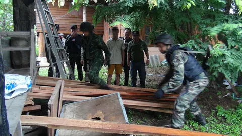 ทหารบุกค้นบ้านผู้มีอิทธิพลในจ.ลำปาง พบไม้แปรรูปผิดกฎหมายอื้อ
