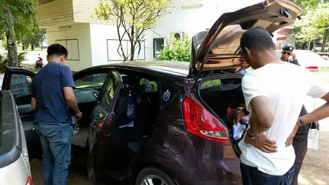 สนธิกำลังล็อกสายตำรวจขับเก๋งป้ายแดงเถื่อน