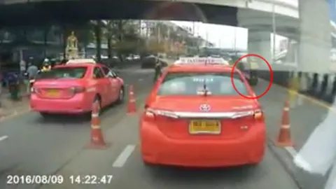 ตร.ยันไม่จริง! หนุ่มโพสต์คลิปอ้าง ตร.ตั้งด่านตบ จยย.ล้ม (ชมคลิป)