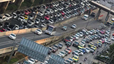 เช้าวันจันทร์ วิภาวดีมุ่งหน้าดินแดงแน่น แยกแครายก็รถติดขัด