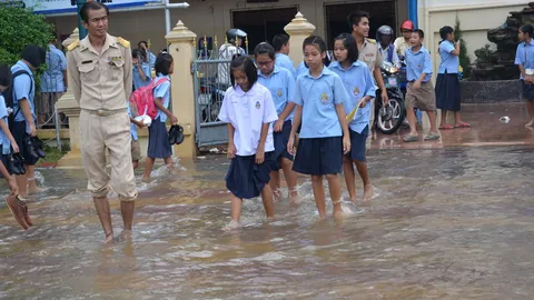 ฝนถล่ม น้ำท่วมในเทศบาลฯ นครปฐม นักเรียน-ชาวบ้านเดือดร้อน