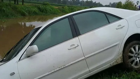 เก๋ง ร.ต.ท. พุ่งตกคลองที่บางระจัน ดับคารถ คาดถนนลื่นเสียหลักหลุดโค้ง