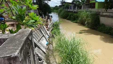 ปชช.ริมคลองทับมา ผวา! ดินทรุดตัวไหลไปกับน้ำ หวั่นบ้านพังตามไปด้วย 