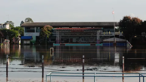 น้ำป่าทะลัก! ท่วมตลาดดงขุย เพชรบูรณ์ ชาวบ้านเดือดร้อนนับพัน
