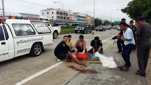 ชนแล้วหนี! จยย.ล้มกลางถนน พ่อตายลูกสาหัส พยานเห็นเป็นรถตู้โดยสาร