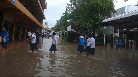 ฝนซัดบึงกาฬหนัก! ท่วม ร.ร.รอบที่ 4 เร่งสูบน้ำ อุปกรณ์การเรียนเสียหาย