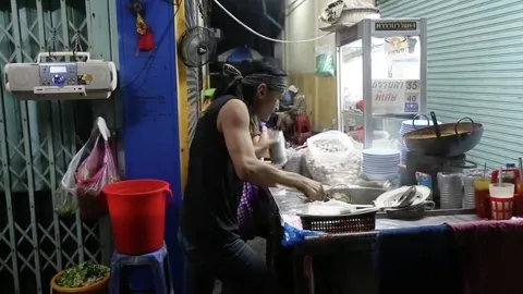เปิดใจ พ่อค้าก๋วยเตี๋ยวเพื่อชีวิต โชว์ลีลาลวกเส้นเหมือนเล่นคอนเสิร์ต (ชมคลิป)