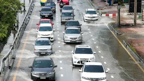 ฝนกระหน่ำ กทม.! จราจรบน ‘ถ.รามคำแหง-งามวงศ์วาน’ รถเคลื่อนตัวช้า