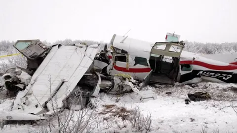 สุดช็อก! เครื่องบินเล็ก 2 ลำ ชนเปรี้ยงกลางอากาศ เหนืออะแลสกา ดับ 5