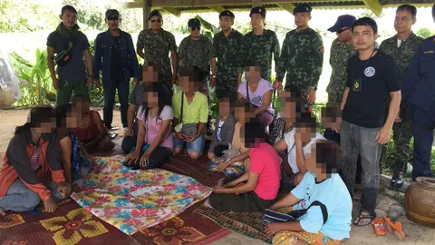 บุกจับบ่อนไพ่ป๊อกเด้งแปดเก้า กลางทุ่ง รวบนักพนัน อ้าง เล่นรอลุ้นหวย