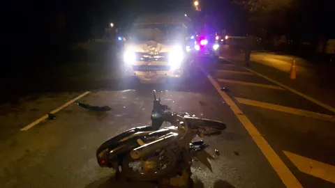 อ้าง จยย. เปลี่ยนเลนกะทันหัน รถตู้ชนอย่างจัง คนขี่เจ็บสาหัส