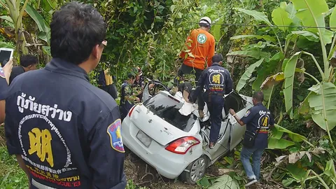 หนุ่มโรงทอซิ่งเก๋งพุ่งชนเสาไฟฟ้าถนนโพธารามดับอนาถ เพื่อนสาวเจ็บสาหัส