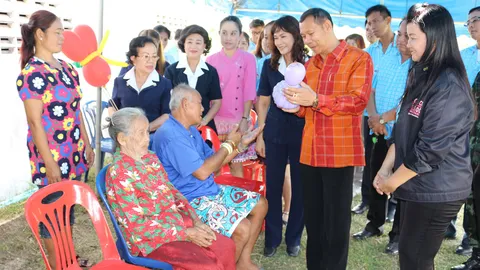 ผู้ว่าฯ อำนาจเจริญ รุดเยี่ยม 2 ตายาย ยากจน ใช้ชีวิตกิน-นอนบนซาเล้ง