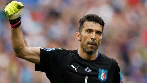 น่าชื่นชม! ชมคลิป ‘บุฟฟอน’ นำปรบมือกลบเสียงโห่เพลงชาติฝรั่งเศส