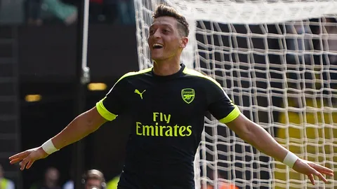 ปืนว่าไง? 'โอซิล' ไม่มีเม้มกระสันโยกใส่เบอร์ 10 แทน 'วิลเชียร์' 