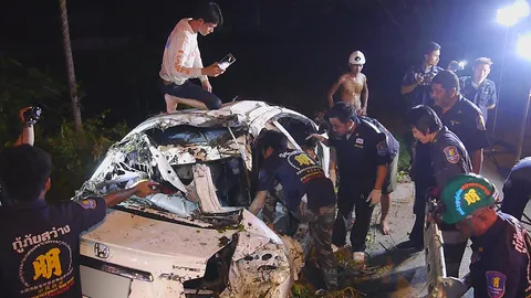 เก๋งชนต้นไม้ตกคูน้ำ ดับ 3 ศพ! หนุ่มสาวเมืองโอ่งจะไปเที่ยวต่อนครปฐม