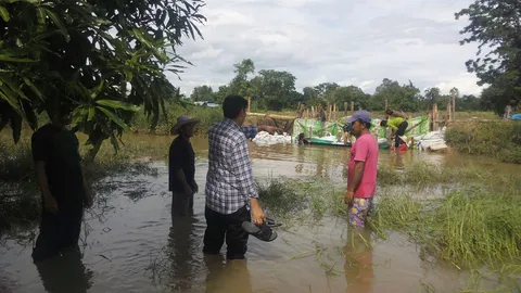 นอภ.หนองมะโมง เร่งช่วยชาวบ้าน คันดินฝายทรุดน้ำเอ่อล้นท่วมบ้าน-ที่นา