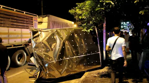 รถเมล์สาย 23 เสยสองแถวสำโรง-พระประแดง พลิกคว่ำ เจ็บ 9 ราย