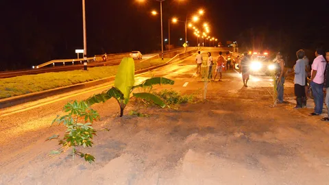ทนดูไม่ได้ ชาวบ้านชุมพร ปลูกกล้วย-วัชพืช กลางถนนสร้างใหม่พังเป็นหลุม