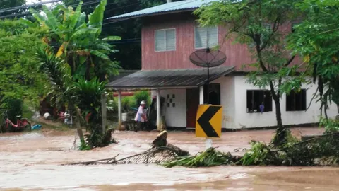น่าน ฝนถล่มกลางดึก น้ำป่าไหลหลาก-ดินสไลด์ทับช่องจราจร