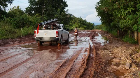 เละกว่านี้ มีอีกไหม! พบถนนโคตรวิบาก หน้าฝนกลายเป็นปลักโคลน