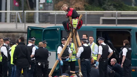 9 ผู้ประท้วงล่ามตัวเองกลางรันเวย์สนามบินลอนดอน หลายชั่วโมงก่อนโดนรวบ