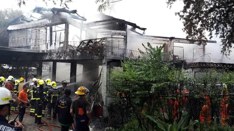 ไฟไหม้บ้าน 2 ชั้นซอยสวนพลู 6 ย่านสาทรวอดยกหลัง เพลิงสงบแล้ว