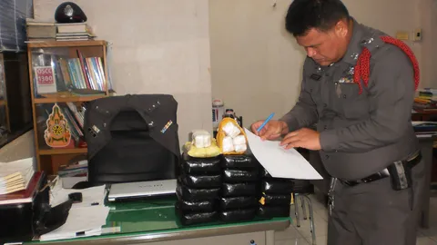 ตร.แม่ทะรวบหนุ่มแพร่ขับเก๋งขนยาบ้า 1 แสนเม็ดจากแม่สายจะส่งเข้า กทม.