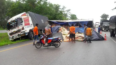 ถนนสายนี้เปรี้ยว! 18 ล้อขนน้ำส้ม หักหลบจยย.คว่ำขวดเกลื่อนถนนเสียหาย8แสน