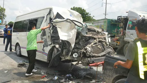พ่วง 22 ล้อ กลับรถกะทันหันที่สระบุรี รถตู้เบรกไม่ทันชนเจ็บยกคัน 15 คน