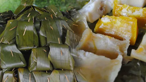 ของอร่อยสุโขทัย 'ตาตั๊ก' ขนมนึ่งโบราณ สูตรเด็ดห่อใบตองนึ่งบนเตาฟืน