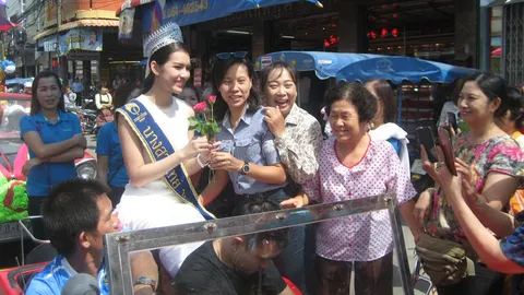 ‘น้องจุ๊บจิ๊บ’ นางสาวไทยกลับบ้าน ชาวพะเยาแห่รับ เผยเป็นคนดอกคำใต้