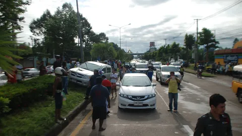 รถชนสนั่น 12 คันรวดกลางเมืองตรัง กระบะ-เก๋งพังยับ จราจรอัมพาตหนัก