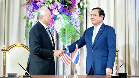 ‘บิ๊กตู่’ จับเข่านายกฯมาเลย์ หารือช่วยดับปญหาไฟใต้!