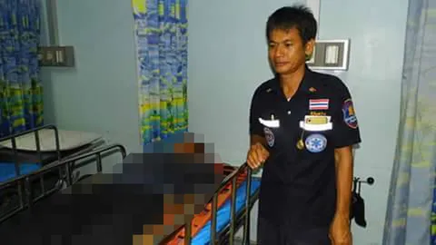 สลด! พ่อค้าเร่ขับ จยย.พ่วงข้างขายลูกชิ้นทอด รถพลิกคว่ำทับตัวดับอนาถ