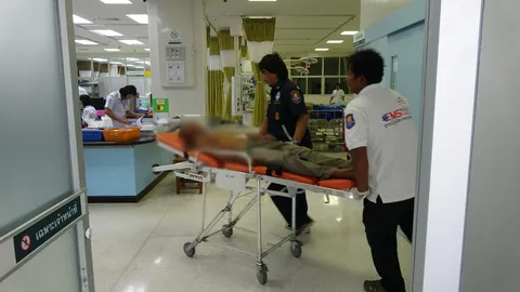 ใช้ปลาเป็นอาวุธ! หนุ่มเขมรเมายาบ้า คว้าปากปลาแทงชายโครงเพื่อนเจ็บ