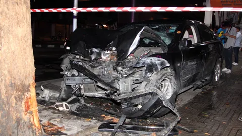 เก๋งเสียหลักพุ่งชนป้ายรถเมล์ ย่านสะพานควาย ตาย 1 เจ็บ 3