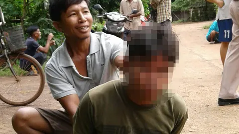 หนุ่มเมากาว ลวง ด.ญ.อ้างให้ 20 พาไปปั๊มน้ำมัน โชคดีมีคนเห็นรุมจับทัน