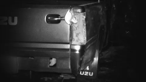 กระบะเสียหลักหมุนกลางถนน รถห้องเย็นอัดกลางลำ พ่อลูกดับ-แม่เจ็บ