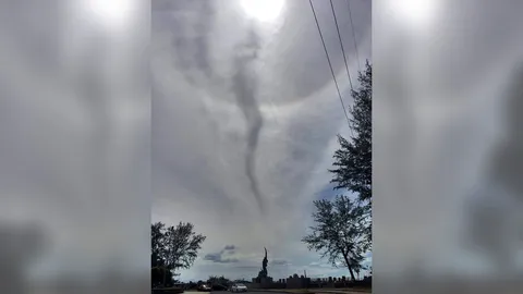 ฮือฮา! เมฆคล้ายพญานาค ใต้อาทิตย์ทรงกลด หนุ่มถ่ายที่หาดสมิหลา