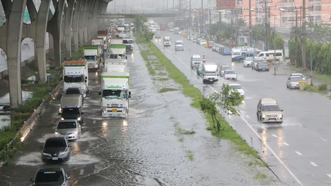 บางปะกงเช้านี้ รถติดหนัก! ฝนถล่มหลายชั่วโมง น้ำท่วมถนนบางนา-ตราด