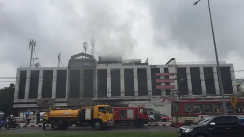 ไฟไหม้บริษัทขายกระเป๋าหนังยี่ห้อดัง ย่านศรีนครินทร์ สาวติดในลิฟต์ดับ 1