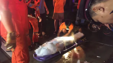 ซิ่ง จยย.ฝ่าสายฝน ชนท้ายบรรทุกดับ 1 เจ็บ 1 คาถนนมิตรภาพ