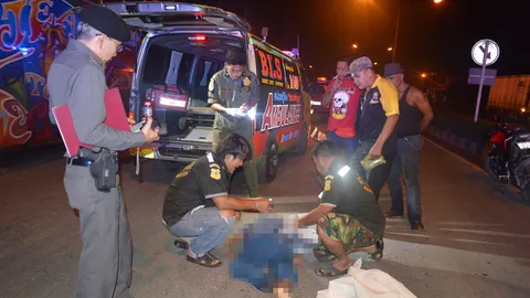 ปิกอัพซิ่งฝ่าไฟแดง ชนลุง 85 ปั่นจักรยาน ร่างกระเด็นดับคาแยกบ้านนา